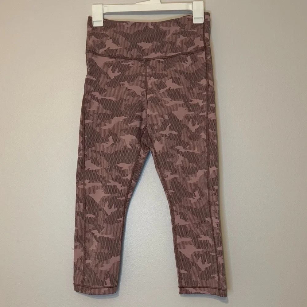 Athleta Ultimate Stash Pocket Camo Capri Leggings M – Pink Activewear